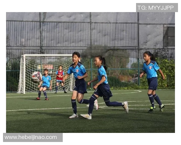 《从绿茵场到抖音热搜:一位足球球星的网红逆袭之路》 《从绿茵场到抖音热搜:一位足球球星的网红逆袭之路》